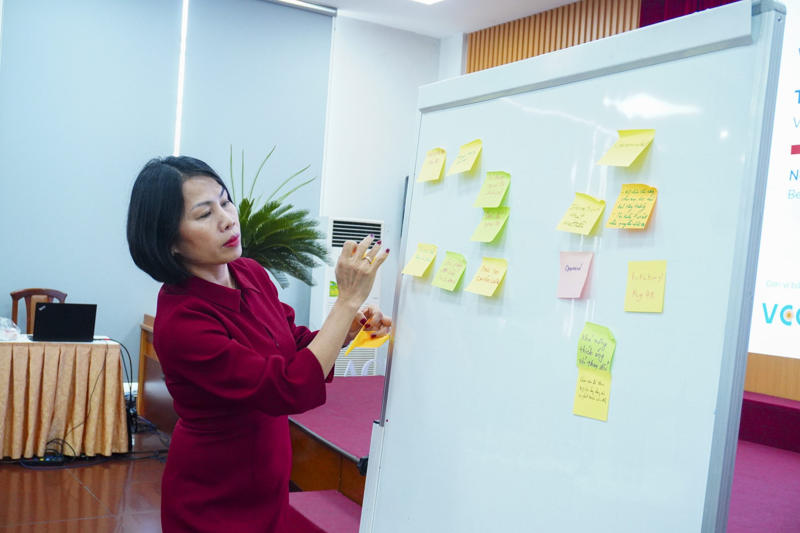 Bà Phạm Thị Mỹ Lệ, Trưởng ban quản trị Dự án CEO Workforce Index, điều phối thảo luận